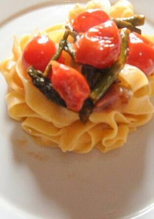 Foto principal de Tagliatelle espárragos y tomates cherry