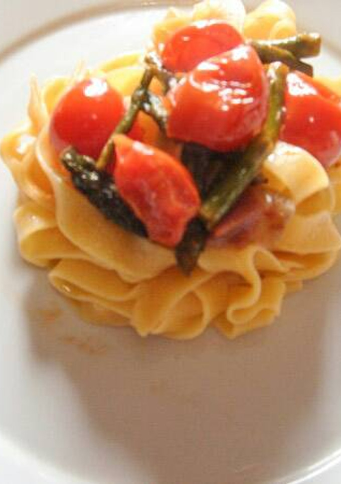 Una foto de Tagliatelle espárragos y tomates cherry