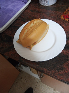 Foto principal de Bocadillo de tortilla de papas cocidas, chorizo y verduras