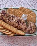 Rollo de queso con nuez y arándanos