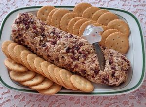 Una foto de Rollo de queso con nuez y arándanos