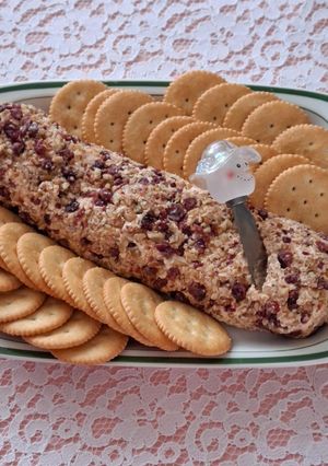 Una foto de Rollo de queso con nuez y arándanos
