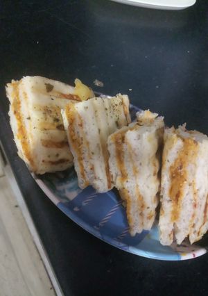 A picture of Kulcha sandwich.