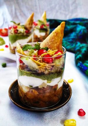 A picture of Chana samosa chat shots.