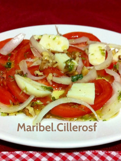 Una foto de Ensalada de tomate, queso y nueces