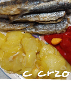Una foto de Sardinas acompañadas de patatas en microondas y pimientos