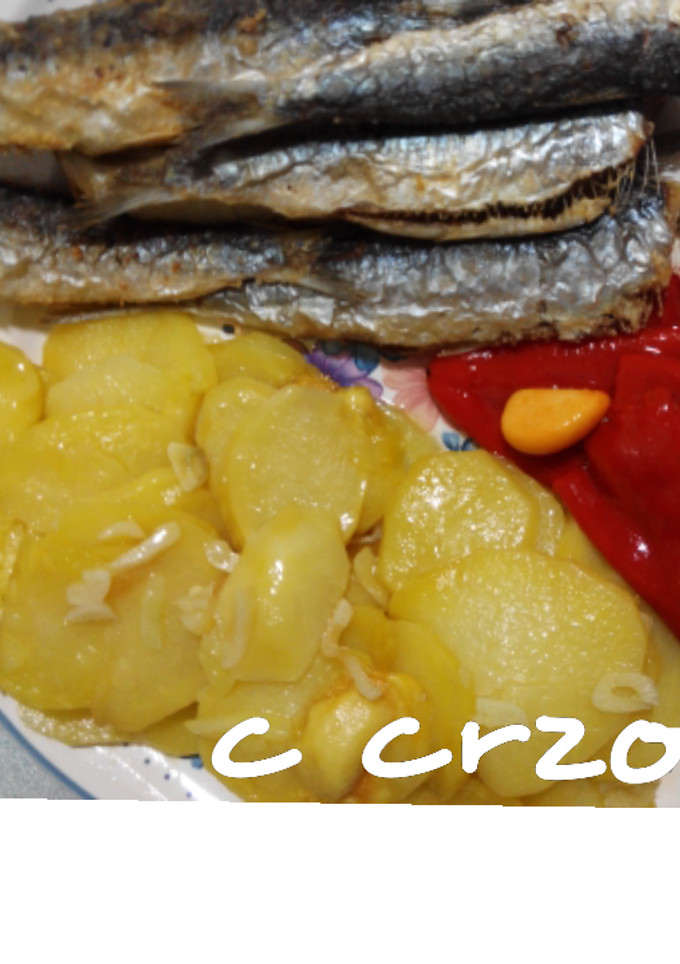 Una foto de Sardinas acompañadas de patatas en microondas y pimientos