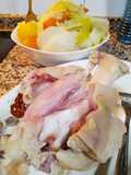 Codillo de cerdo cocido con verduras