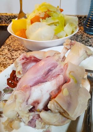 Una foto de Codillo de cerdo cocido con verduras