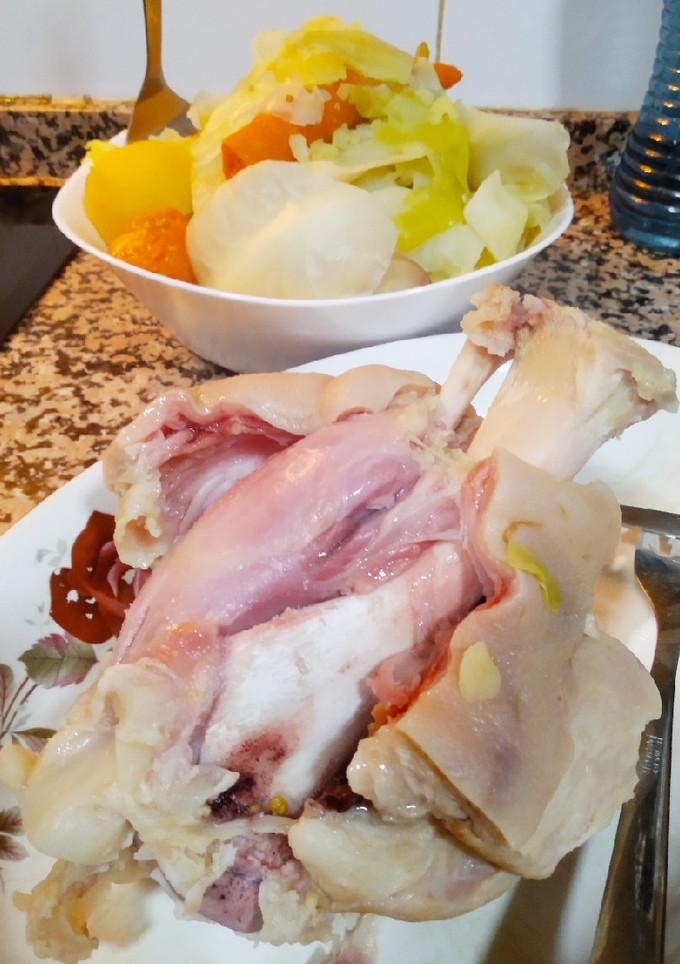Una foto de Codillo de cerdo cocido con verduras