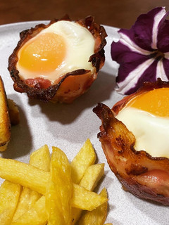 Una foto de Huevos en nido de panceta Ibérica