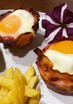 Una foto de Huevos en nido de panceta Ibérica