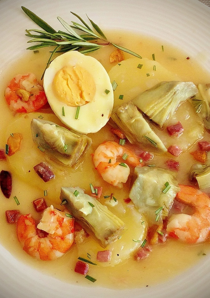 Una foto de Guiso de alcachofas al jerez, con langostinos y tacos de jamón