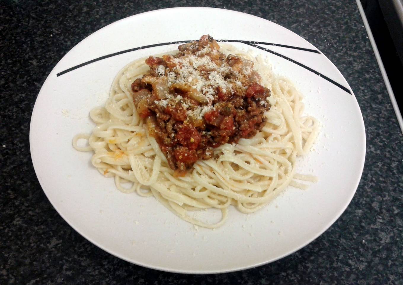 Spaghetti bolognese and baguette with garlic