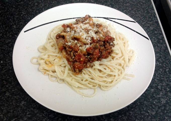 spaghetti bolognaise & garlic baguette
