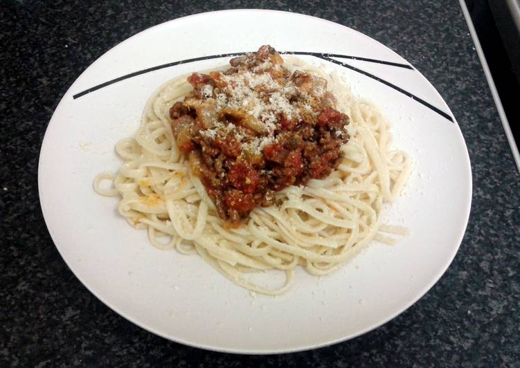 spaghetti bolognaise &amp; garlic baguette