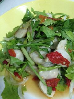 รูปของ ยำลูกชิ้น pork ball spicy salad