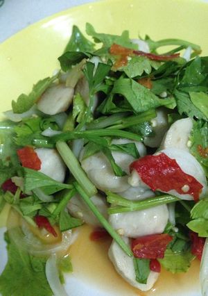 รูปของ ยำลูกชิ้น pork ball spicy salad