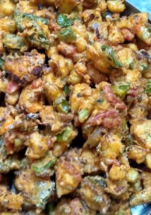A picture of Ghobi mix pakoda.