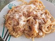 Una foto de pasta carbonara con guanciale