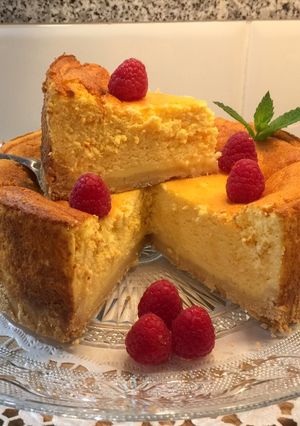 Una foto de Tarta de queso Quark con vainilla y frambuesas (Tarta Alemana)
