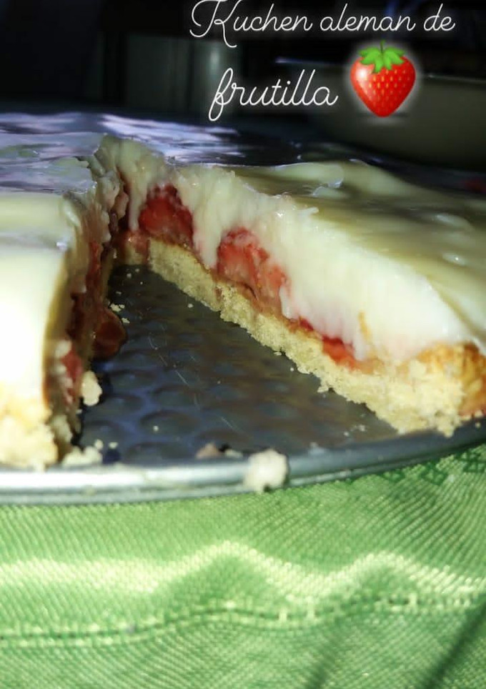 Una foto de Kuchen alemán con frutillas