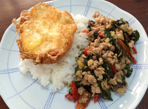 รูปของ ผัดกะเพราหมูสับไข่ดาว