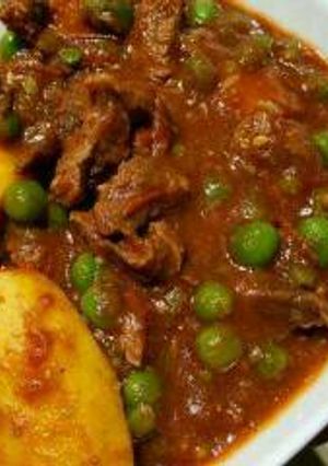 A picture of Beef stew with peas.