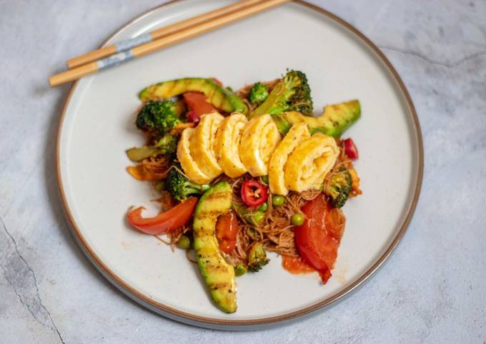 Stir fried noodle with cheesy Tamagoyaki and grilled soysauce avocado