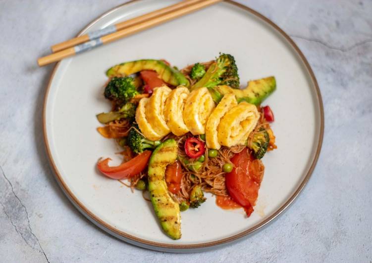 Stir fried noodle with cheesy Tamagoyaki and grilled soysauce avocado