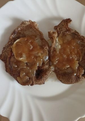 Una foto de Ternera con queso de cabra y cebolla caramelizada