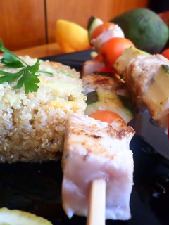 Una foto de Brochetas de bonito y calabacín con guarnición de quinoa, mango y aguacate