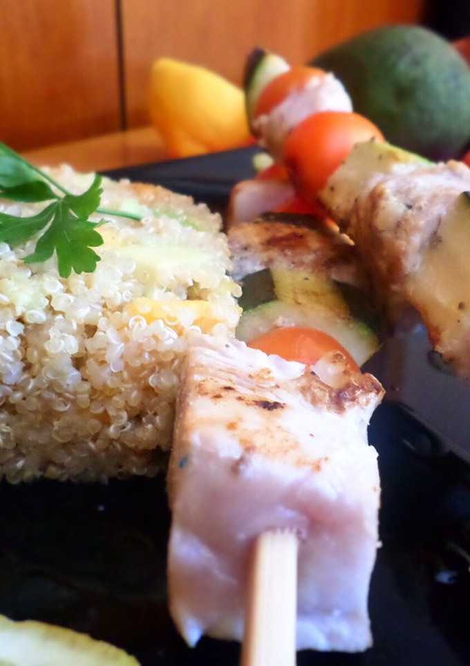 Una foto de Brochetas de bonito y calabacín con guarnición de quinoa, mango y aguacate