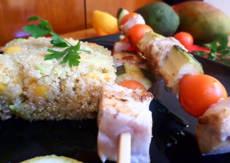 Brochetas de bonito y calabacín con guarnición de quinoa, mango y aguacate