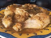 Una foto de muslos de pollo en salsa