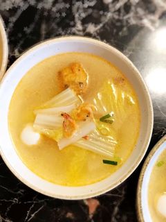 樱花虾 · 白菜汤（利用烤鸡骨熬的汤头） 的食譜成品照片