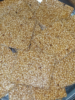 તલની ચીકિ (Til Chikki Recipe in Gujarati) રેસીપી મુખ્ય ફોટો