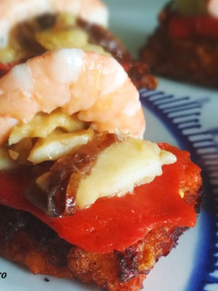 Una foto de Torrija salada de bacalao con piquillo