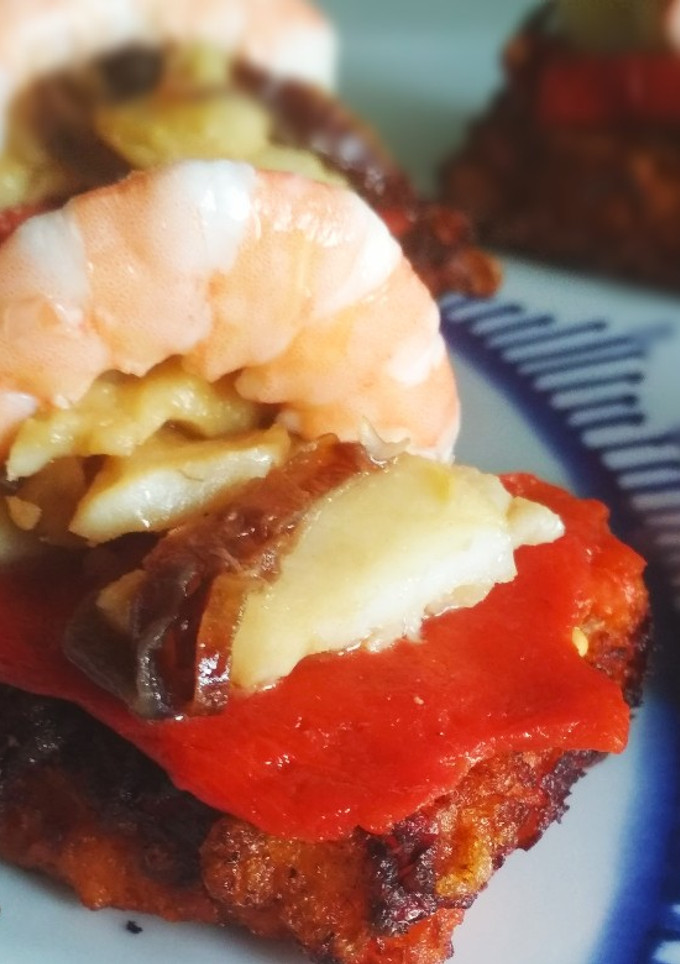 Una foto de Torrija salada de bacalao con piquillo