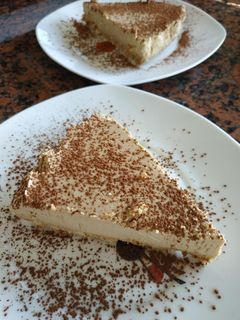 Una foto de Tarta de queso fría con café y leche condensada