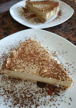 Una foto de Tarta de queso fría con café y leche condensada