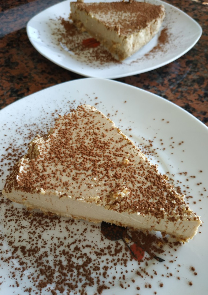 Una foto de Tarta de queso fría con café y leche condensada
