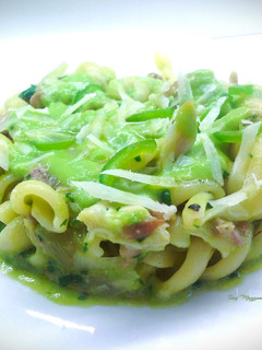 Foto di Fusilloni con coniglio e crema di piselli