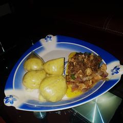 A picture of Alalen dankali with chicken sauce.