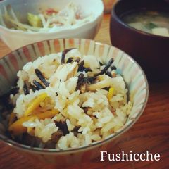 A picture of Hijiki and Tuna Takikomi Gohan .