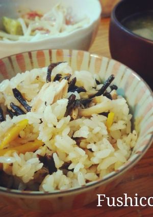 A picture of Hijiki and Tuna Takikomi Gohan .