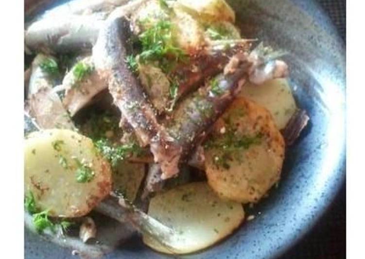Steps to Prepare Homemade Pan-fried Potatoes and Sardines with Garlic and Cheese