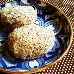 A picture of Kinako and Black Sesame Ohagi.