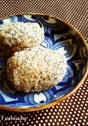 A picture of Kinako and Black Sesame Ohagi.