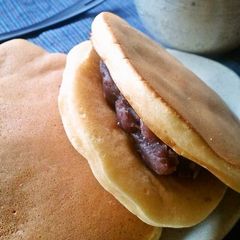 A picture of Dorayaki (Sweet Bean Pancakes).
